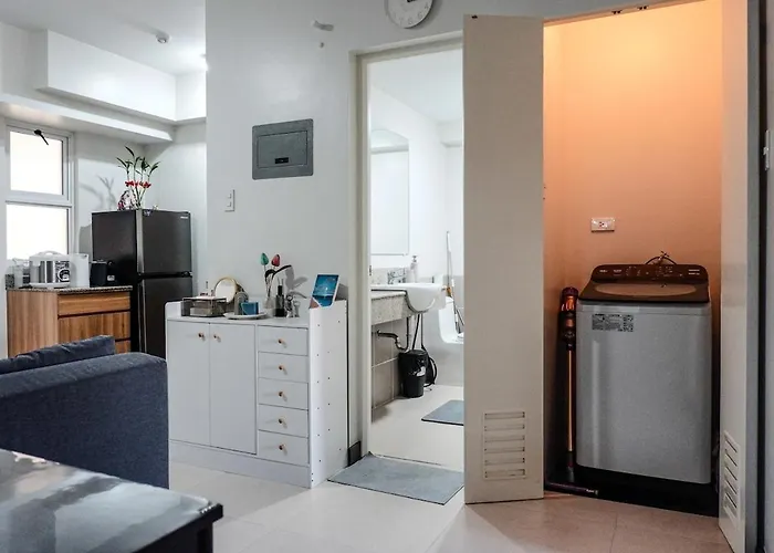 2br With Balcony And Pool Near Robinsons Pinas Manille