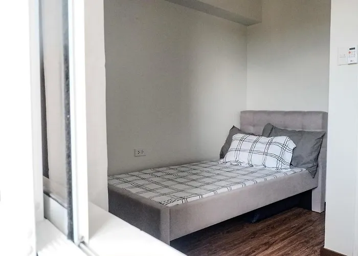 2br With Balcony And Pool Near Robinsons Pinas *